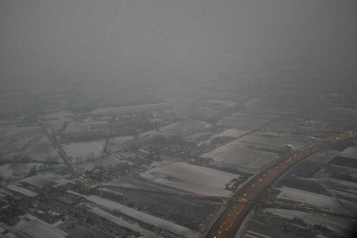 Bức ảnh chụp từ trên cao thủ đô Warsaw chìm trong khói mù.