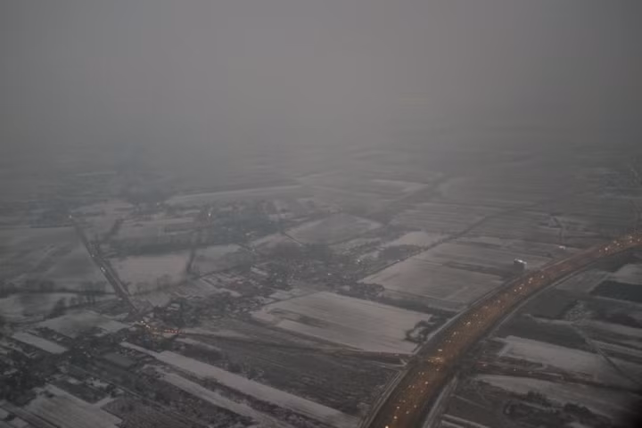 Bức ảnh chụp từ trên cao thủ đô Warsaw chìm trong khói mù.