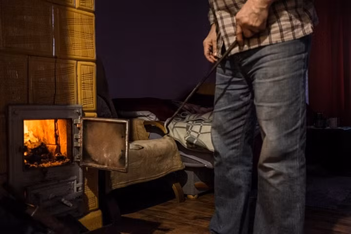 Những chiếc lò sưởi như thế này xuất hiện ở hầu hết mọi ngôi nhà của Ba Lan. Việc sử dụng chất đốt bằng than đá khiến các lò sưởi thải ra các chất gây ung thư như benzopyrene (có trong khói thuốc lá).