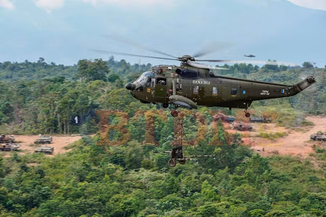 Số máy bay còn lại của Không quân Malaysia hầu hết là máy bay vận tải và trực thăng, tuy nhiên chúng đều có thời gian phục vụ đã khá dài và từ lâu không được hiện đại hóa. Điều này ít nhiều làm hạn chế sức mạnh tổng thể của Không quân Malaysia khi họ không duy trì được số lượng máy bay sẵn sàng cho chiến đấu. Nguồn ảnh: blogspot.com.