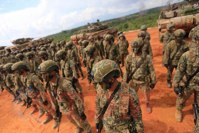 Giống như nhiều lực lượng vũ trang khác Quân đội Malaysia cũng được tổ chức thành ba binh chung gồm Lục quân, Không quân và Hải quân. Trong đó Lục quân đóng vai trò “xương sống” trong các lực lượng vũ trang Malaysia với quân số 90.000 người và có lực lượng dự bị động viên lên đến 200.000 quân. Nguồn ảnh: blogspot.com.