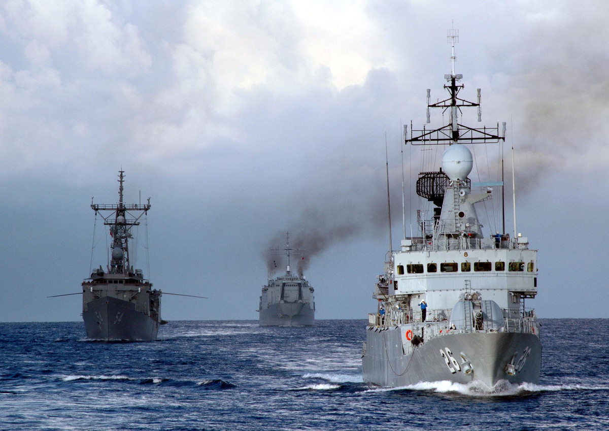 Sức mạnh của Hải quân Malaysia cũng không khá hơn Không quân là bao khi họ chỉ có trong tay 61 tàu chiến các loại, trong đó có 2 tàu ngầm, 3 tàu khinh hạm, 6 tàu hộ vệ và 6 tàu tuần tra xa bờ. Hải quân Malaysia duy trì lực lượng khoảng 15.000 quân với các đơn vị Thủy quân Lục chiến được xây dựng với quy mô hạn chế. Nguồn ảnh: Wikipedia.