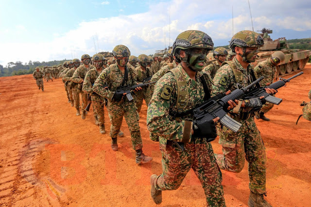 Với tổng sản phẩm nội địa GPD hàng năm xấp xỉ 300 tỷ USD, Malaysia luôn giành tới hơn 3 tỷ USD (3.6 tỷ USD năm 2017) cho ngân sách quốc phòng mỗi năm, cùng với đó là quân đội có quy mô 110.000 người và khoảng 3110.000 quân dự bị, bản thân lực lượng vũ trang Malaysia cũng có “tuổi đời” lâu nhất nhì ở khu vực Đông Á Nam lịch sử hoạt động hơn 80 năm. Nguồn ảnh: blogspot.com.