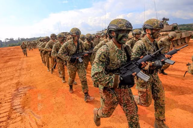 Với tổng sản phẩm nội địa GPD hàng năm xấp xỉ 300 tỷ USD, Malaysia luôn giành tới hơn 3 tỷ USD (3.6 tỷ USD năm 2017) cho ngân sách quốc phòng mỗi năm, cùng với đó là quân đội có quy mô 110.000 người và khoảng 3110.000 quân dự bị, bản thân lực lượng vũ trang Malaysia cũng có “tuổi đời” lâu nhất nhì ở khu vực Đông Á Nam lịch sử hoạt động hơn 80 năm. Nguồn ảnh: blogspot.com.