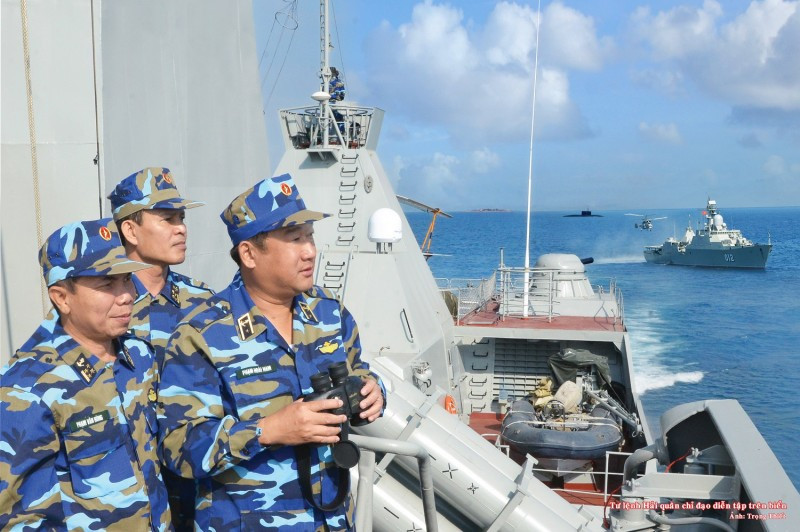 Tư lệnh Hải quân Phó Đô đốc Phạm Hoài Nam chỉ đạo diễn tập trên biển. Ảnh: Trọng Thiết