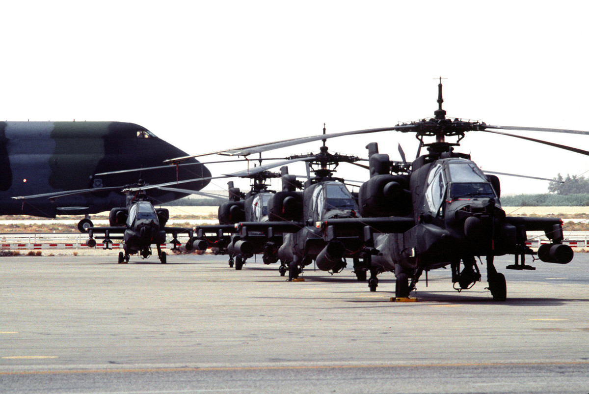 Trực thăng tấn công AH-64D Apache của Mỹ tại Iraq. Chiến dịch chứng minh vai trò quan trọng của trực thăng tấn công trong việc hỗ trợ hỏa lực đường không tầm thấp, đặc biệt là "tìm - diệt" lực lượng tăng thiết giáp đối phương. Trực thăng tấn công đã trở thành sát thủ của xe tăng và nhiều nước đã học theo Mỹ phát triển trực thăng cho nhiệm vụ chống tăng. Ảnh: Quân đội Mỹ.