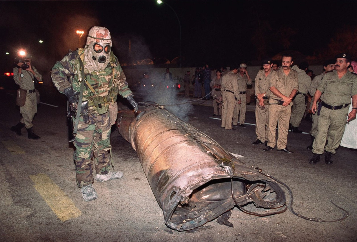 Binh sĩ quân đội Mỹ kiểm tra một tên lửa đạn đạo Scud của Iraq do Liên Xô sản xuất bắn vào Saudi Arabia tháng 1/1991. Chiến dịch đánh dấu một lĩnh vực mới là phòng thủ tên lửa, khi quân đội Iraq đã phóng khoảng 88 tên lửa Scud vào các mục tiêu của liên quân, đặc biệt là nhắm vào Saudi Arabia và Israel. Mỹ đã triển khai khẩu đội tên lửa phòng không Patriot để đánh chặn và tiến hành xây dựng lá chắn tên lửa. Ảnh: Getty.