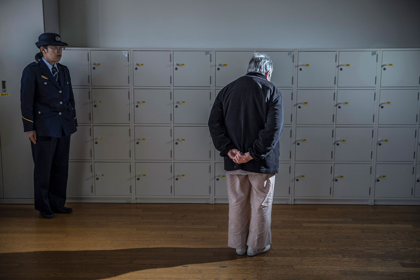 Chi phí chăm sóc người cao tuổi đã đẩy chi phí y tế hàng năm tại các cơ sở cải huấn lên 6 tỷ yen (hơn 50 triệu USD) vào năm 2015. Các nhân viên đặc biệt được thuê để giúp các tù nhân lớn tuổi tắm rửa và đi vệ sinh vào ban ngày, còn vào ban đêm, nhiệm vụ này do bảo vệ thực hiện. Ảnh: Bloomberg/Shiho Fukada.
