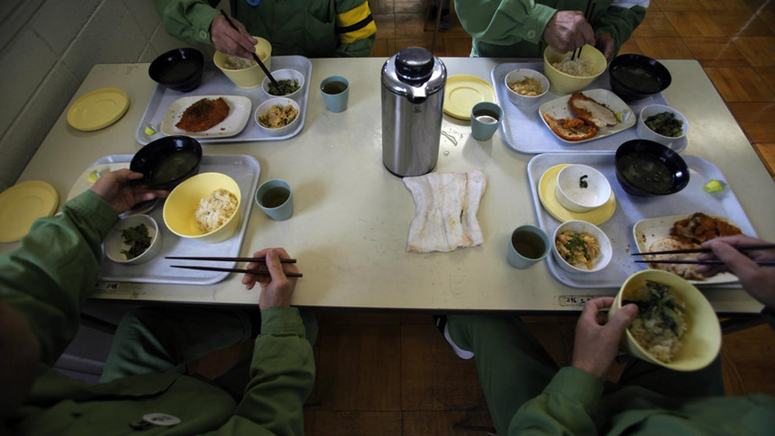 Tại một số cơ sở giam giữ, các quản ngục trở thành nhân viên điều dưỡng cho người cao tuổi. Năm 2016, Quốc hội Nhật Bản đã thông qua đạo luật đảm bảo những người cao tuổi tái phạm sẽ nhận được sự hỗ trợ từ hệ thống phúc lợi và dịch vụ xã hội. Tuy nhiên, vấn đề khiến những phụ nữ cao tuổi Nhật tìm đến sự thoải mái trong nhà tù nằm ngoài tầm với của hệ thống. Ảnh: Quartz.