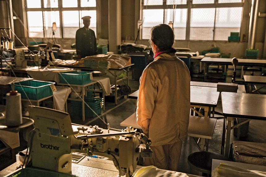 Bà T., 80 tuổi, bị bắt lần thứ 4 vì tội ăn cắp và bị kết án hai năm rưỡi tù giam. Chồng bà bị đột quỵ 6 năm trước và phải nằm liệt giường từ đó đến nay. Việc chăm sóc chồng khiến bà chịu nhiều áp lực cả về thể chất và tinh thần. Bà ở tù lần đầu năm 70 tuổi. "Tôi không muốn về nhà. Tôi không còn nơi nào để đi. Ở tù là cách duy nhất", bà nói. Bà T. cho biết cuộc sống của bà dễ chịu hơn nhiều khi ở trong tù trong khi con trai bà cho rằng bà cần được chữa trị trong viện tâm thần. Ảnh: Bloomberg/Shiho Fukada.