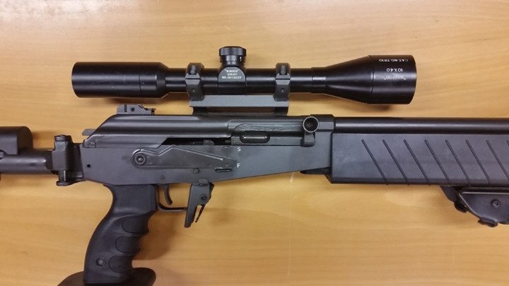 Bên cạnh đó Galazt còn có thể gắn ống giảm thanh, báng gỗ gấp lại được… Ảnh: kalia.