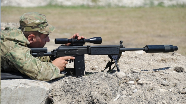 Galatz có 2 chế độ bắn là bán tự động và phát một thay vì chỉ có 1 chế độ như của súng trường Galil. Ảnh: Reddit.