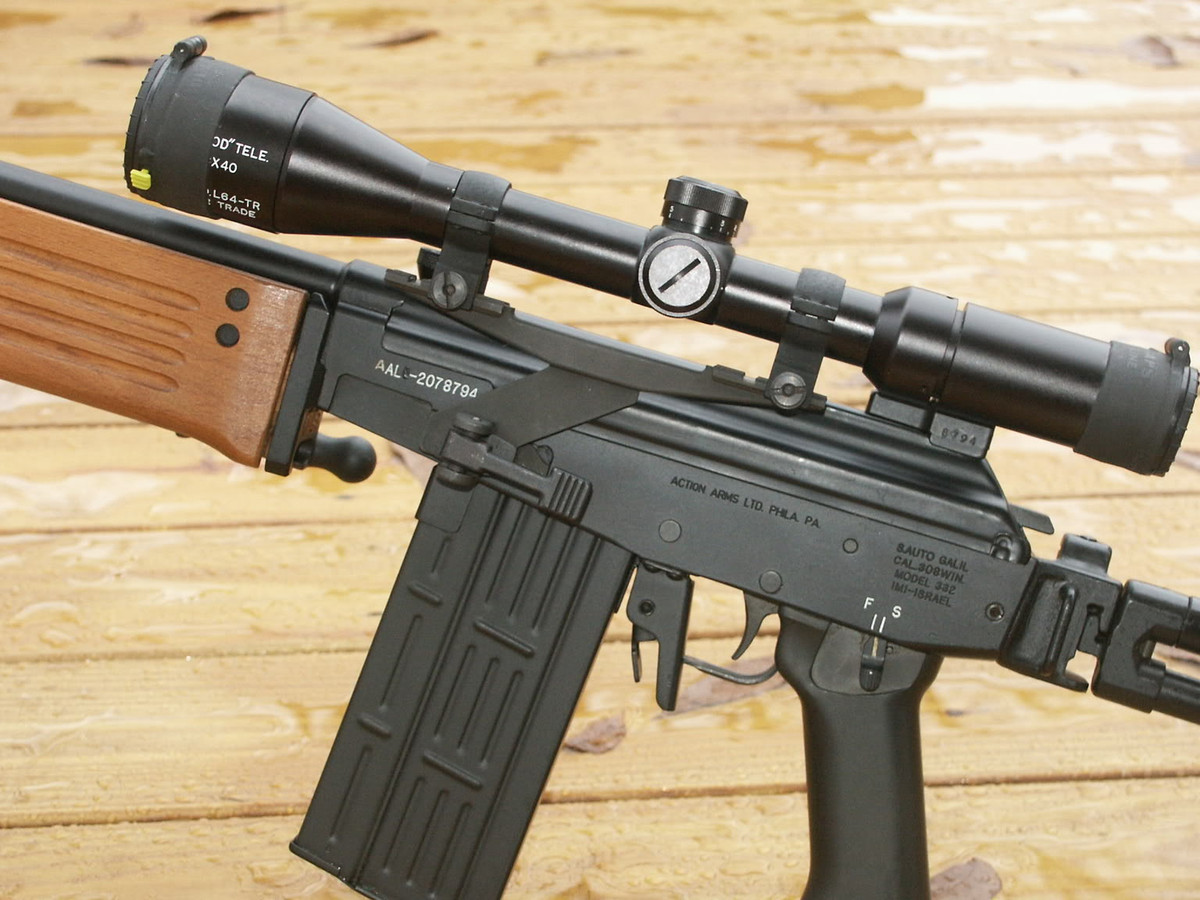 IMI Galatz có trọng lượng 8 kg và có 2 chân chống để tăng độ ổn định khi bắn. Ảnh: military-today.