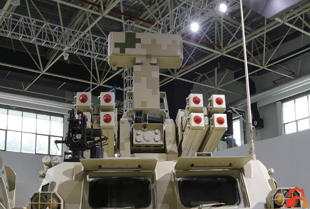 Về tính năng chiến đấu giữa Yitian và Strela-10 gần như tương đồng khi hệ thống phòng không này của Trung Quốc có tầm tác chiến hiệu quả lên đến 6.000m, trong khi đó Strela-10 chỉ khoảng 5.000m. Yitian sử dụng các biến thể tên lửa đất đối không từ tên lửa không đối không TY-90 cũng do Trung Quốc phát triển đi kèm với đó hệ thống radar mảng pha thụ động 3D và hệ thống điều khiển hỏa lực quang điện. Nguồn ảnh: listen.eastday.