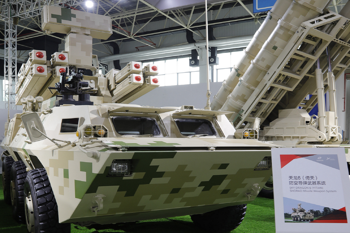 Tuy nhiên trong đó các loại vũ khí này khiến dư luận quan tâm hơn cả là việc Lào mua các hệ thống phòng không di động Yitian của Trung Quốc mà cụ thể hơn ở đây là Tập đoàn Norinco. Yitian là hệ thống phòng không tầm thấp có các tình năng chiến đấu tương tự các tổ hợp phòng không 9K35 Strela-10 do Liên Xô chế tạo mà Lào hiện nay cũng đang sở hữu. Vậy điều gì khiến Lào mua Yitian khi họ đã có Strela-10? Nguồn ảnh: listen.eastday.