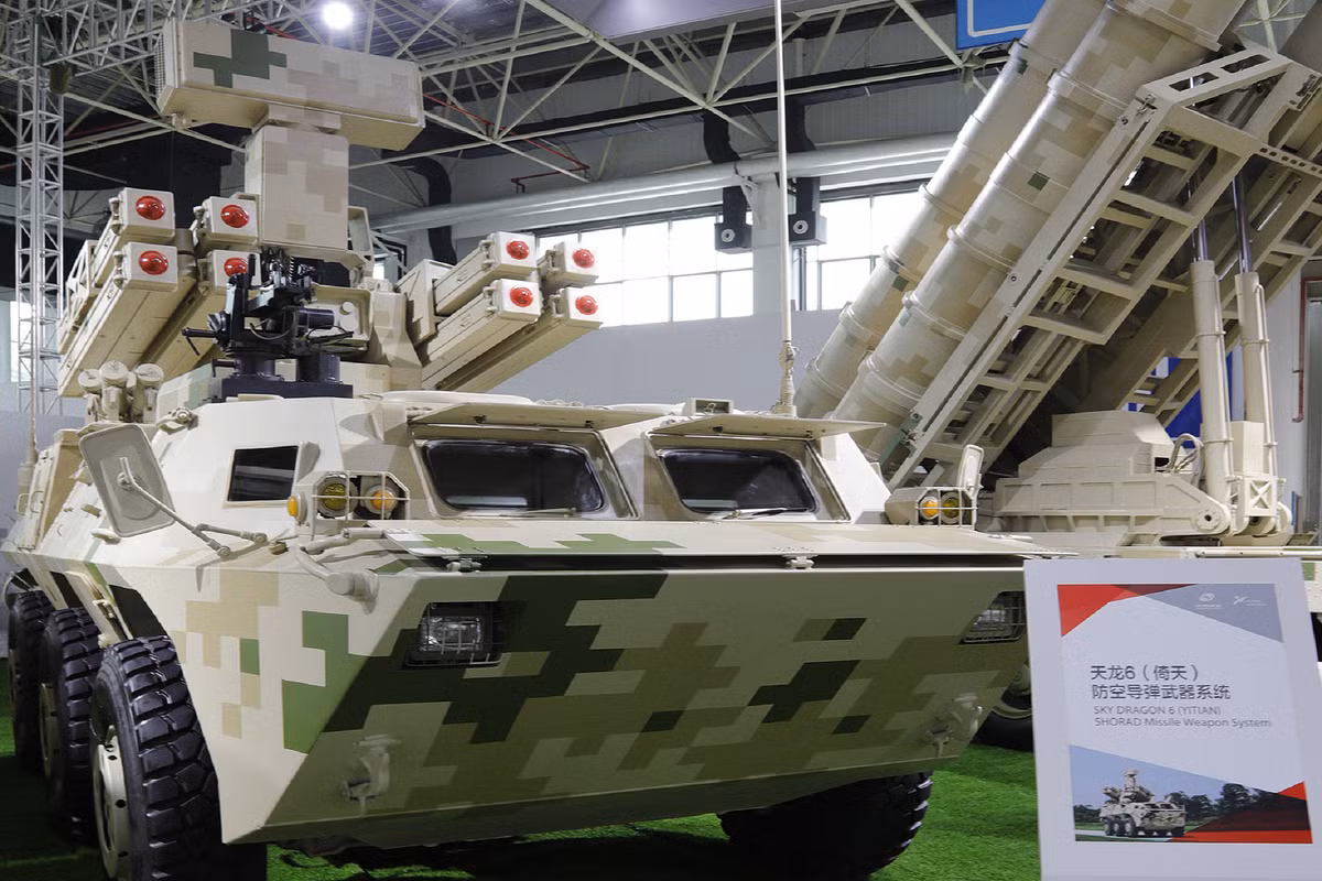 Tuy nhiên trong đó các loại vũ khí này khiến dư luận quan tâm hơn cả là việc Lào mua các hệ thống phòng không di động Yitian của Trung Quốc mà cụ thể hơn ở đây là Tập đoàn Norinco. Yitian là hệ thống phòng không tầm thấp có các tình năng chiến đấu tương tự các tổ hợp phòng không 9K35 Strela-10 do Liên Xô chế tạo mà Lào hiện nay cũng đang sở hữu. Vậy điều gì khiến Lào mua Yitian khi họ đã có Strela-10? Nguồn ảnh: listen.eastday.