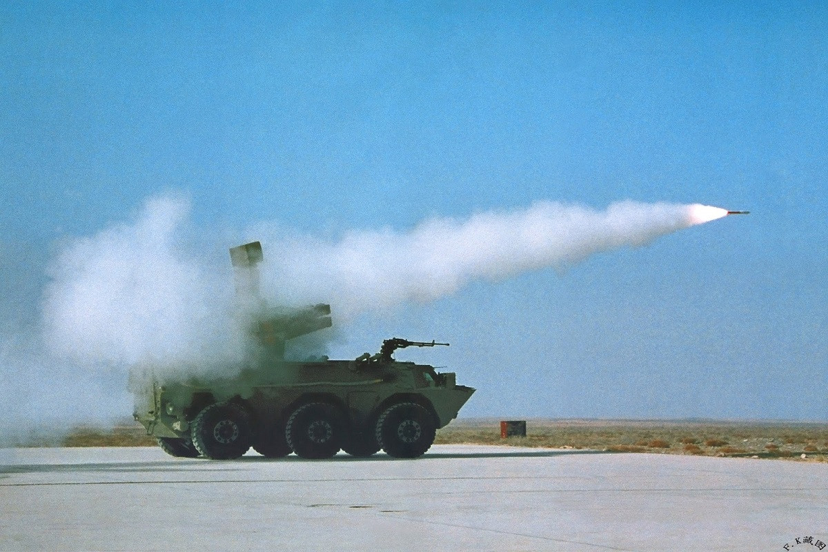 Theo đó trong những năm gần đây Trung Quốc luôn là nhân tố có tác động lớn đến tốc độ hiện đại hóa quân đội của Lào, khi Bắc Kinh sẵn sàng hào phóng “tặng” hàng triệu USD viện trợ quân sự cho Viêng Chăn. Và phần lớn trong số đó đều được sử dụng để mua lại các loại vũ khí do các công ty Trung Quốc chế tạo. Nguồn ảnh: listen.eastday.