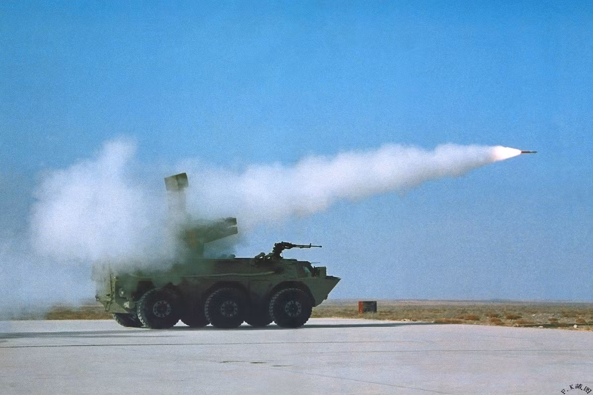 Theo đó trong những năm gần đây Trung Quốc luôn là nhân tố có tác động lớn đến tốc độ hiện đại hóa quân đội của Lào, khi Bắc Kinh sẵn sàng hào phóng “tặng” hàng triệu USD viện trợ quân sự cho Viêng Chăn. Và phần lớn trong số đó đều được sử dụng để mua lại các loại vũ khí do các công ty Trung Quốc chế tạo. Nguồn ảnh: listen.eastday.