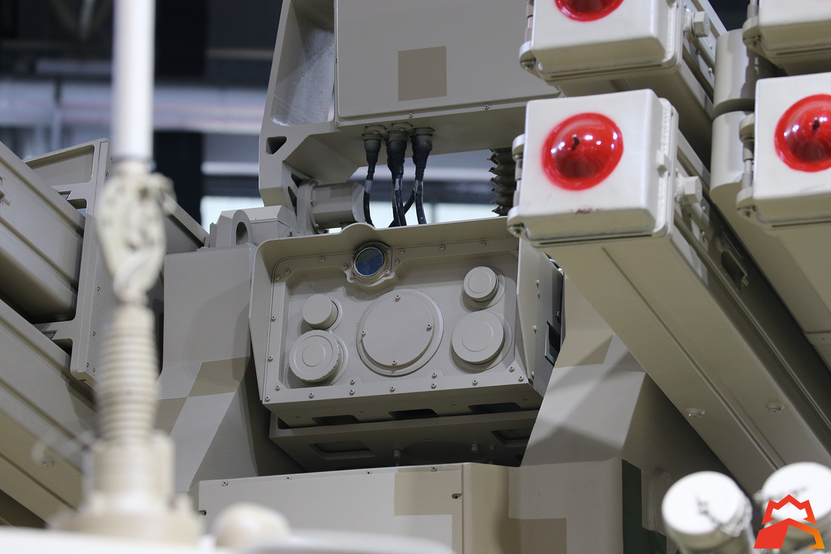 Vậy nếu Strela-10 đã quá lỗi thời sao Lào không tìm đến Nga để nâng cấp các hệ thống này hay mua các vũ khí phòng không mới? Câu trả lời ở đây rất có thể liên quan đến vấn đề ngân sách dẫn tới sự tác động từ nhà tài trợ quân sự của Viêng Chăn, bởi các tổ hợp phòng không của Nga luôn có mức giá không hề rẻ trong khi đó nhu cầu của phía Lào lại không thực sự quá lớn, họ không thực sự đủ “sức” cho một thương vụ vũ khí lớn từ Nga. Nguồn ảnh: listen.eastday.