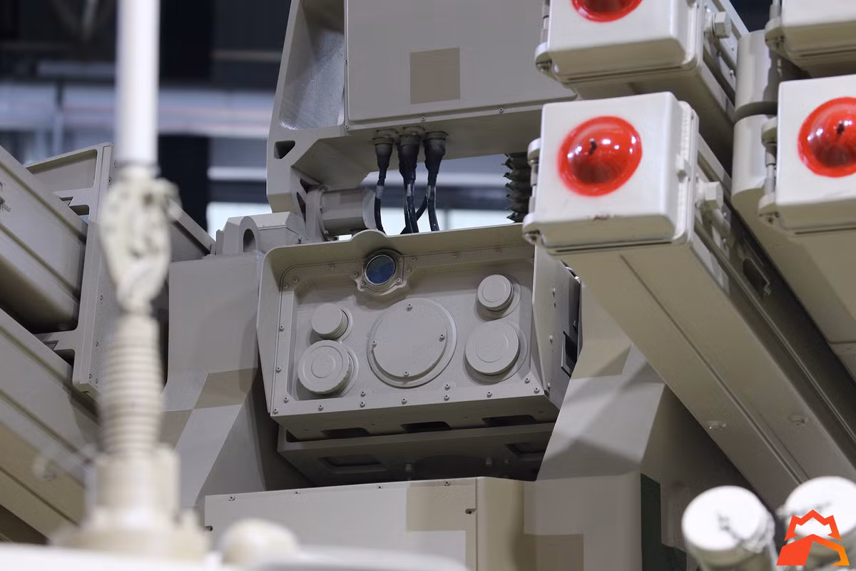 Vậy nếu Strela-10 đã quá lỗi thời sao Lào không tìm đến Nga để nâng cấp các hệ thống này hay mua các vũ khí phòng không mới? Câu trả lời ở đây rất có thể liên quan đến vấn đề ngân sách dẫn tới sự tác động từ nhà tài trợ quân sự của Viêng Chăn, bởi các tổ hợp phòng không của Nga luôn có mức giá không hề rẻ trong khi đó nhu cầu của phía Lào lại không thực sự quá lớn, họ không thực sự đủ “sức” cho một thương vụ vũ khí lớn từ Nga. Nguồn ảnh: listen.eastday.