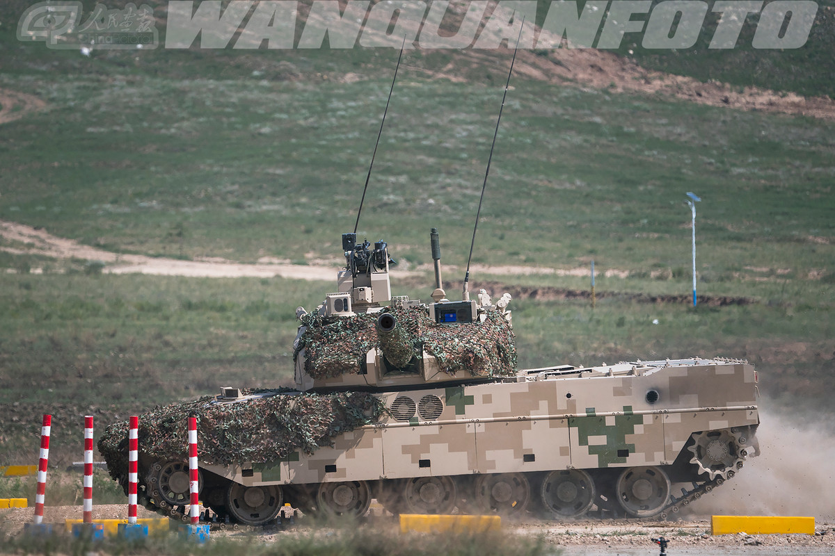 Nhiều chuyên gia quân sự nhận định việc Quân đội Trung Quốc đưa vào trang bị xe tăng hạng nhẹ Type 15 là để tăng cường sức chiến cho các đơn vị lính sơn cước của nước này vốn hoạt động ở các khu vực có địa hình hiểm trở mà các loại xe tăng hạng nặng như Type 96 hay Type 99 khó phát huy tác dụng. Nguồn ảnh: Wanquan Foto.