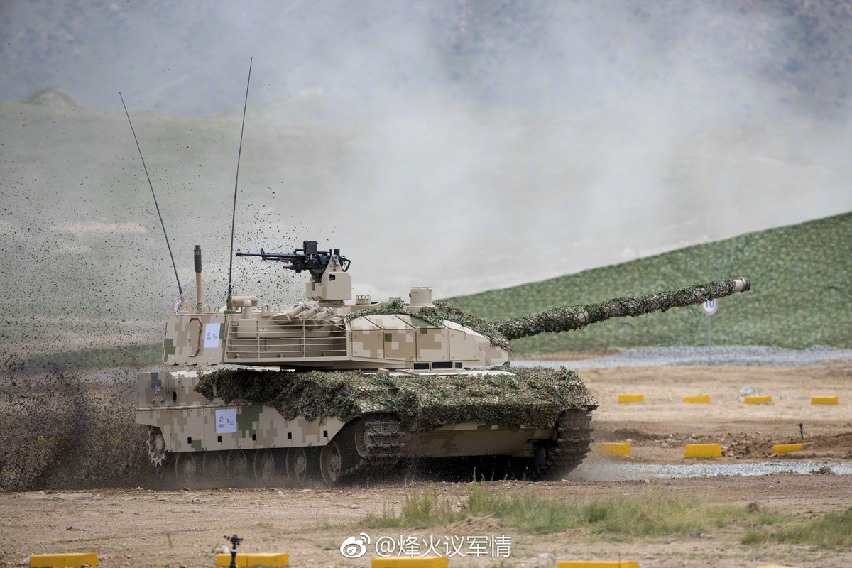 Trên thực tế trước khi biên chế Type 15, Trung Quốc mà cụ thể là Tập đoàn Norinco đã bắt đầu chào bán Type 15 với biến thể xuất khẩu VT-5 hoặc ZTQ-5 cho nhiều quốc gia khác nhau. VT-5 cũng xuất hiện và trình diễn khả năng hoạt động tại triển lãm Norinco Armour Day do tập đoàn này tổ chức. Nguồn ảnh: Wanquan Foto.