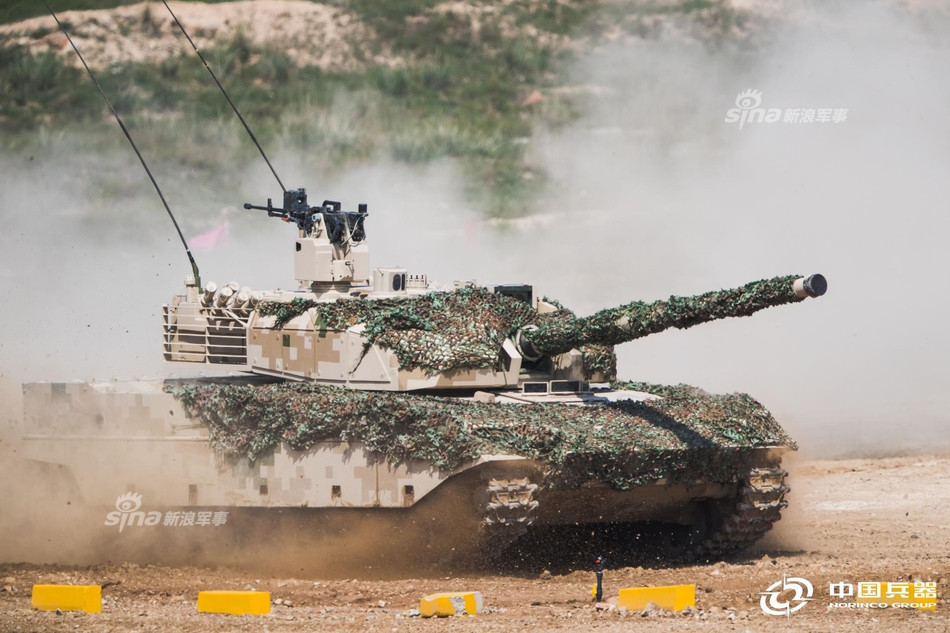 Vũ khí chính của xe tăng Type 15 là pháo nòng xoắn cỡ 105 mm với hệ thống điều khiển hỏa lực hiện đại, bao gồm kính ngắm toàn cảnh có cả kênh nhìn đêm và đo xa laser. Nguồn ảnh: Weibo.