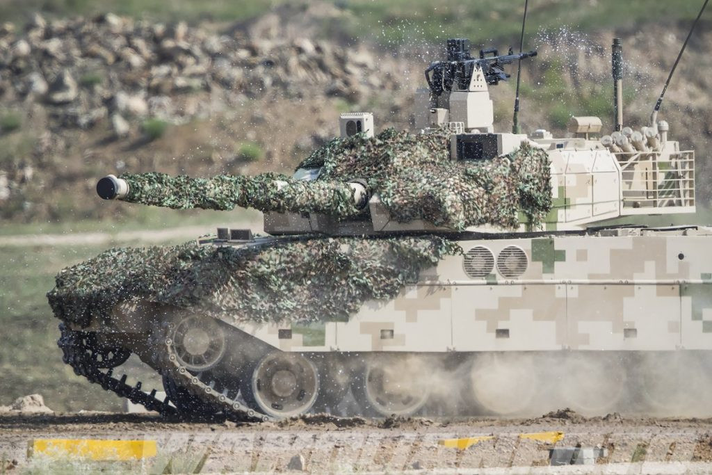 Theo nhiều nguồn tin quân sự của Trung Quốc, xe tăng Type 15 được thiết kế đặc biệt giành cho các hoạt động ở khu vực miền núi hay khu vực có địa hình hiểm trở như ở khu tự trị Tây Tạng, vì vậy Type 15 có trọng lượng khá nhẹ nhưng lại được trang bị động cơ diesel mạnh mẽ phù hợp với môi trường không khí loãng. Nguồn ảnh: Wanquan Foto.