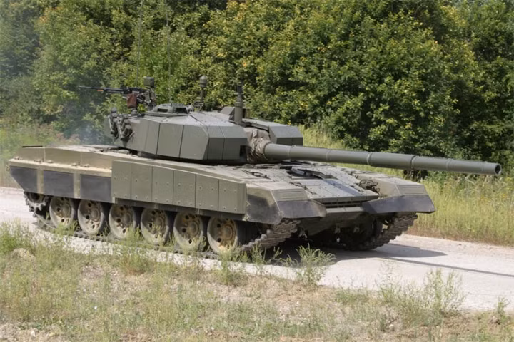 Vũ khí phụ là súng máy hạng nặng M87 cỡ nòng 12,7mm và súng máy đồng trục 7,62mm. Ảnh: aw.my.