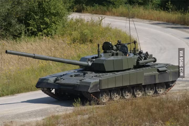 Hộp số có 5 số tiến và 1 số lùi. Tốc độ tối đa có thể đạt được là 70km/giờ, mang đầy bình nhiên liệu xe có tầm hoạt động 700km. Ảnh: 9gag.