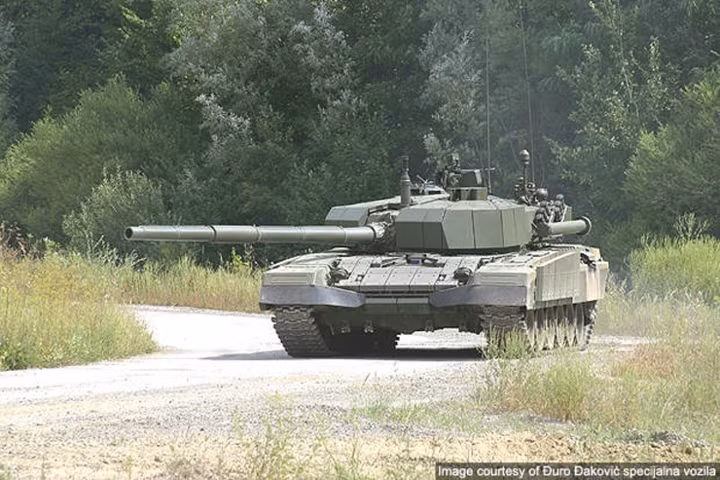 M-95 có thể bắn các loại đạn AP-FSDS (đạn xuyên giáp động năng cao), HEAT (đạn chống tăng có sức nổ lớn) và đạn HE (đạn nổ phân mảnh chống bộ binh), với 22 viên trong thiết bị nạp đạn tự động giống, 20 viên khác trong tháp pháo sẽ được nạp đạn bằng tay. Ảnh: army-technology.