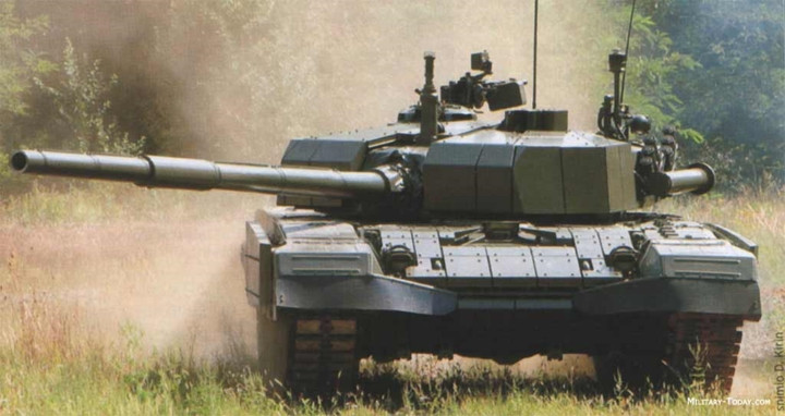 M-95 Degman được chế tạo dựa trên nguyên mẫu M-91 Vihor. M-91 Vihor lại dựa trên nền tảng M-84. Trong khi đó, M-84 chính là phiên bản xe tăng T-72 do Nam Tư sản xuất theo giấy phép mua của Liên Xô. M-95 có nhiều điểm tương đồng với M-84D, biến thể dành cho xuất khẩu. Ảnh: Military-Today.