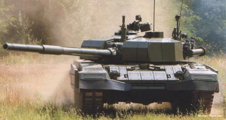 M-95 Degman được chế tạo dựa trên nguyên mẫu M-91 Vihor. M-91 Vihor lại dựa trên nền tảng M-84. Trong khi đó, M-84 chính là phiên bản xe tăng T-72 do Nam Tư sản xuất theo giấy phép mua của Liên Xô. M-95 có nhiều điểm tương đồng với M-84D, biến thể dành cho xuất khẩu. Ảnh: Military-Today.