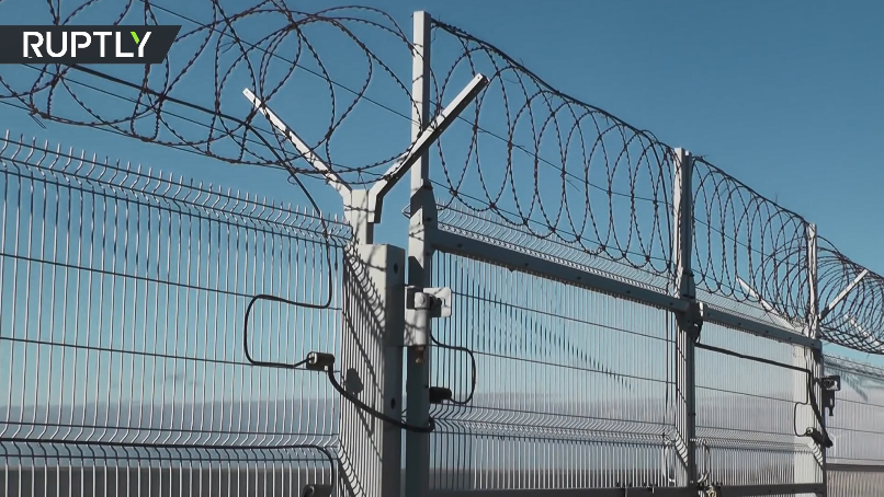 Theo bộ phận biên giới của FSB, hàng rào an ninh sẽ đóng vai trò quan trọng trong nỗ lực ngăn chặn các mối đe dọa khác nhau, trong đó có âm mưu phá hoại từ các quốc gia láng giềng có ý định xâm phạm lãnh thổ Nga. Nó cũng sẽ giúp ngăn chặn các hoạt động buôn bán trái phép vũ khí, đạn dược, thuốc lá, rượu, ma túy vào vào Crimea. Nguồn ảnh: RT.