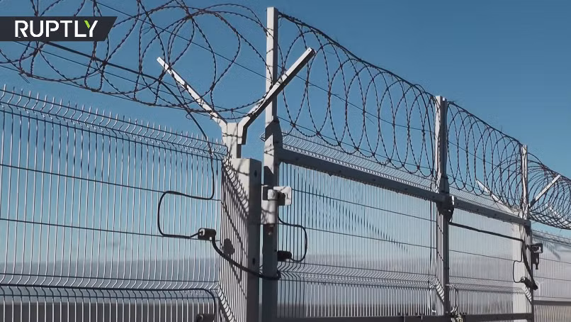 Theo bộ phận biên giới của FSB, hàng rào an ninh sẽ đóng vai trò quan trọng trong nỗ lực ngăn chặn các mối đe dọa khác nhau, trong đó có âm mưu phá hoại từ các quốc gia láng giềng có ý định xâm phạm lãnh thổ Nga. Nó cũng sẽ giúp ngăn chặn các hoạt động buôn bán trái phép vũ khí, đạn dược, thuốc lá, rượu, ma túy vào vào Crimea. Nguồn ảnh: RT.