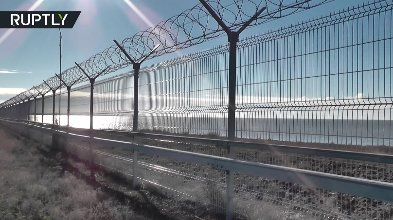 Hàng rào này được gắn hàng trăm loại cảm biến khác nhau cùng một hệ thống giám sát video hiện đại có khả năng ghi hình ảnh ban đêm. Các cấu trúc của hàng rào có thể chịu được các điều kiện khí hậu khắc nghiệt như độ ẩm lên 98% và mức nhiệt lên tới 65 độ C. Nguồn ảnh: RT.