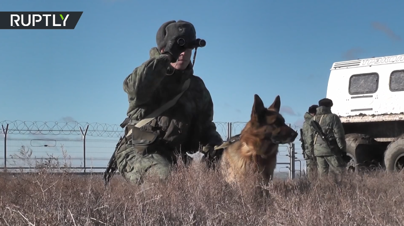 Phát ngôn viên Quốc hội Cộng hòa Crimea - Yefim Fiks nói rằng việc xây dựng hàng rào là cần thiết để "bảo vệ người dân địa phương khỏi những trò hề chính phủ Ukraine". Nguồn ảnh: RT.