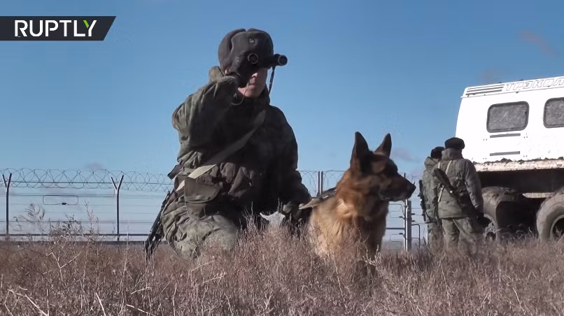 Phát ngôn viên Quốc hội Cộng hòa Crimea - Yefim Fiks nói rằng việc xây dựng hàng rào là cần thiết để "bảo vệ người dân địa phương khỏi những trò hề chính phủ Ukraine". Nguồn ảnh: RT.