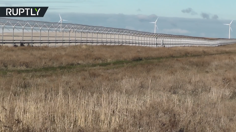 Cũng theo thông báo này, tuyến hàng rào biên giới mới của Nga cao 2 m, dài 60 km, ngăn cách Crimea với Ukraine bắt đầu được xây dựng từ tháng 9/2017. Công trình này chỉ tiêu tốn 2,87 triệu USD và chỉ mới được hoàn thành hôm 27/12 vừa qua. Nguồn ảnh: RT.