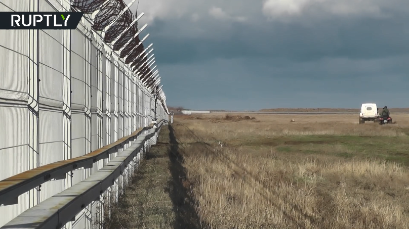 Trong khi đó, người phát ngôn của lực lượng biên phòng Ukraine, ông Andriy Demchenko mỉa mai công trình này là một động tác tuyên truyền của Nga nhằm chứng minh Moscow đang tăng cường an ninh, tách biệt với Ukraine. Nguồn ảnh: RT.