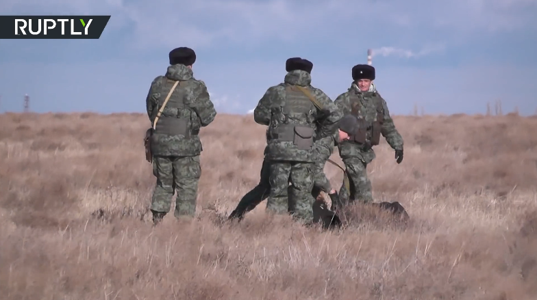  Biên phòng Nga tuần tra gần hàng rào "điện tử" ở bán đảo Crimea. Nguồn ảnh: RT.