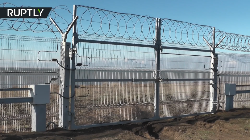 Cận cảnh hàng rào điện tử của Nga chạy dọc phía bắc bán đảo Crimea với hệ thống cảm biến hiện tại. Nguồn ảnh: RT.