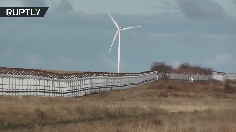 Theo thông báo của Bộ Quốc phòng Nga, nước này đã vừa hoàn thành tuyến hàng rào mới ở biên giới chúng với Ukraine tại phía bắc bán đảo Crimea sau hơn 1 năm khởi công xây dựng. Nguồn ảnh: RT.