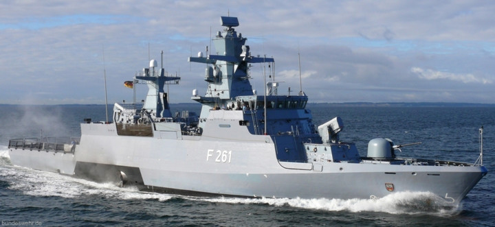 Tàu hộ tống K130 đạt mức độ cao về tự động hóa và tích hợp hệ thống cho phép giảm thủy thủ đoàn xuống mức ấn tượng: chỉ 65 người, gồm 1 thuyền trưởng, 10 sĩ quan chỉ huy, 16 chuyên gia kỹ thuật điều khiển các thiết bị điện tử, và 38 thủy thủ. Ảnh: seaforces.