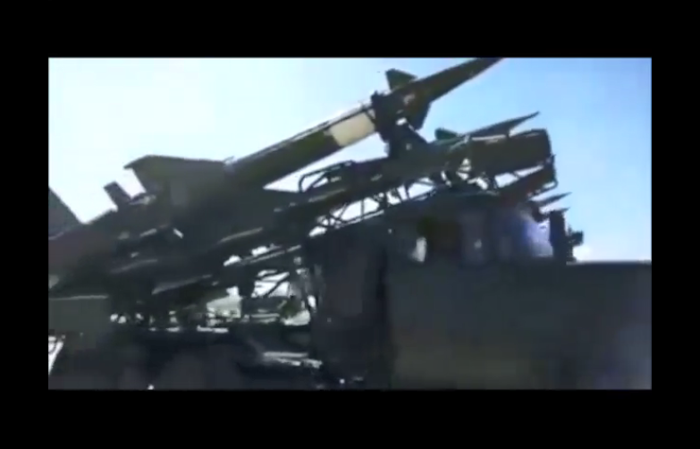 Cái tên tiếp theo có thể là hệ thống phòng không mạnh nhất của Lào cho đến thời điểm hiện tại - S-125 Neva/Pechora tổ hợp phòng không tầm trung do Liên Xô phát triển. Giống như Strela-10, hình ảnh về S-125 trong biên chế Quân đội Lào khá ít ỏi và thông tin về chúng gần như không có cho tới khi xuất hiện trong video của Military Armed Forces. Nguồn ảnh: MAF.