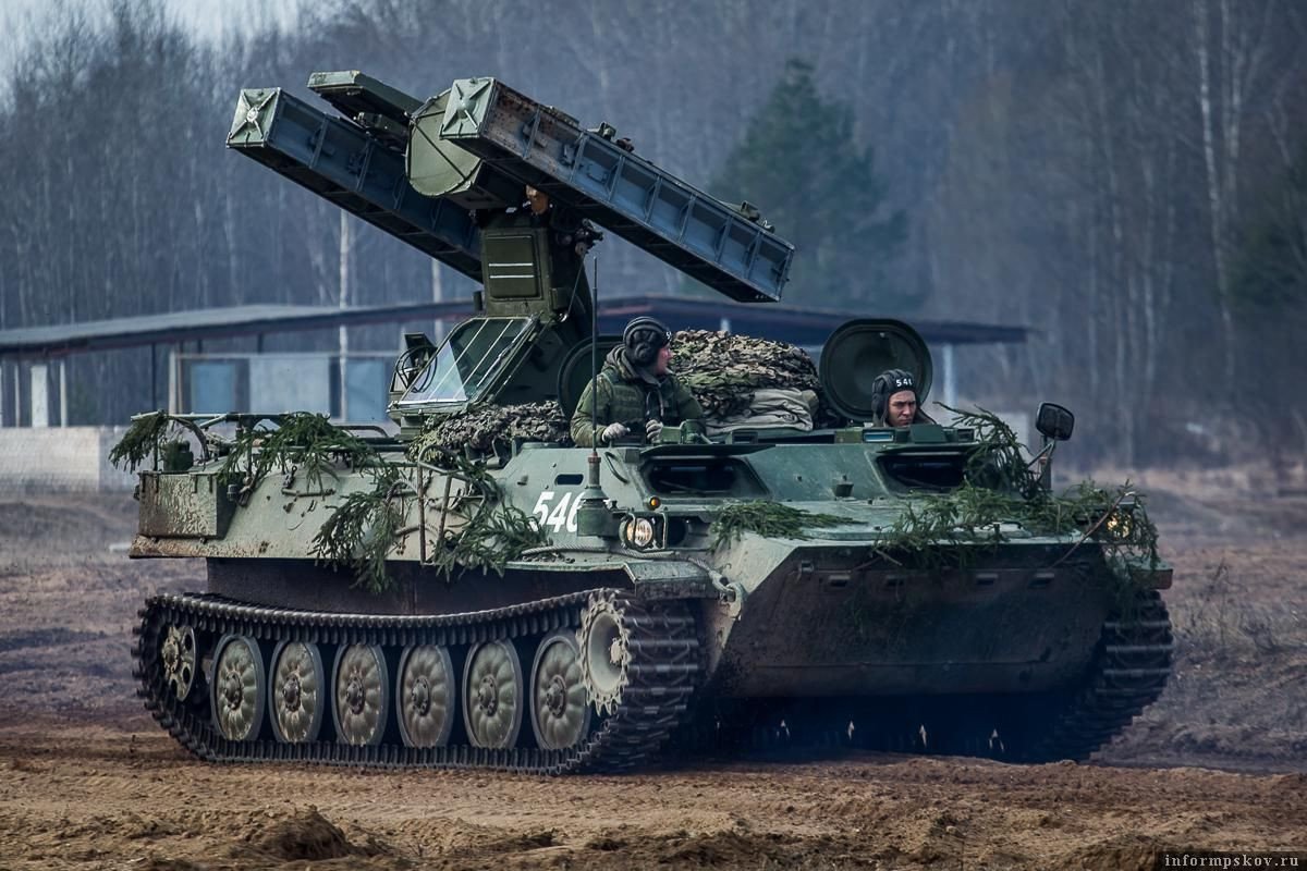 Cận cảnh giá phóng tên lửa với 4 hộp chứa đạn 9M37 - dài 2,2m, nặng 40kg với đầu đạn nặng 3,5 kg. Tên lửa lắp động cơ đẩy nhiên liệu rắn cho phép đạt tốc độ gần Mach 2, tầm bắn 500-5.000m, độ cao 10-3.500m. Nguồn ảnh: Pinterest.