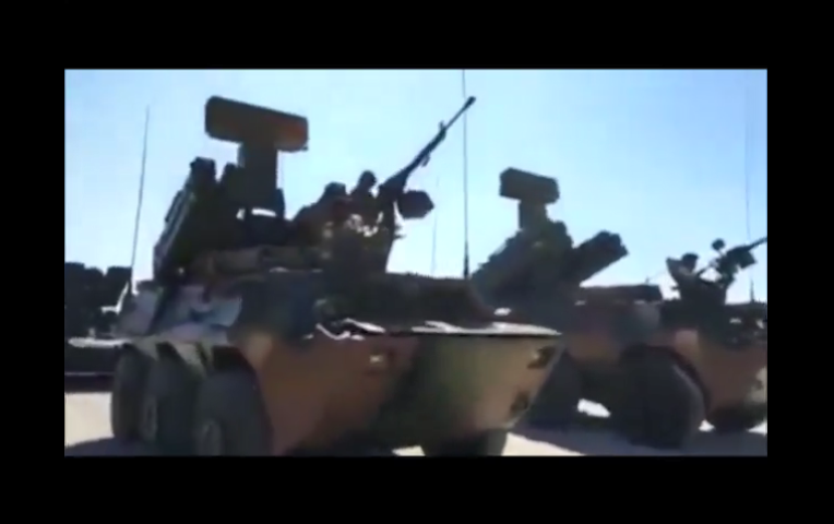 Theo đó Viêng Chăn lần đầu tiên cho cả thế giới thấy dàn vũ khí phòng không cực xịn của mình trong đó hầu hết có nguồn gốc từ Nga và Trung Quốc. Dù vậy gây ấn tượng nhất vẫn là hệ thống tên lửa phòng không di động Yitian lần đầu xuất hiện trong biên chế Quân đội Nhân dân Lào. Nguồn ảnh: MAF.