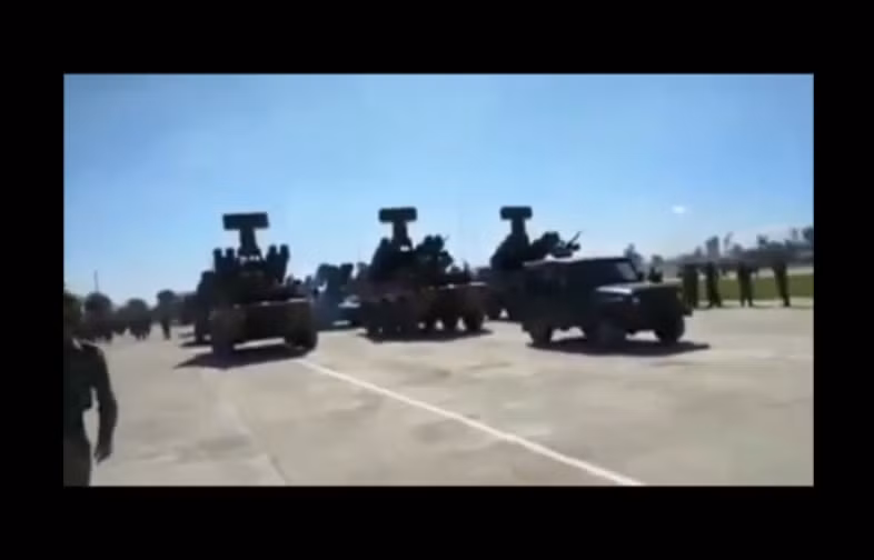 Trong một đoạn video mới đây được diễn đàn quân sự Military Armed Forces đăng tải cho thấy Quân đội Lào đang gấp rút chuẩn bị cho lễ duyệt binh kỷ 70 năm thành lập Lực lượng Vũ trang Nhân dân Lào (LPAF) vào ngày 20/1/2019 tới đây, tuy nhiên điều khiến giới quan sát quan tâm tới đoạn video này chính là việc Lào lần đầu tiên để lộ các hệ thống phòng không hiện đại nhất của mình. Nguồn ảnh: MAF.