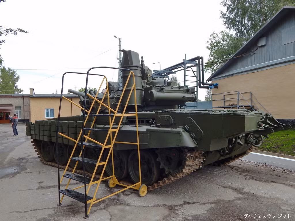 Động cơ có tùy chọn cho T-72 "đại bàng trắng" là V-84MS công suất tối đa 840 mã lực thế hệ cũ hoặc V-92 đời mới hơn công suất lên tới 950 mã lực, hoặc thậm chí là loại V-92S2F công suất cực đại 1.130 mã lực. Nguồn ảnh: blogspot.com.