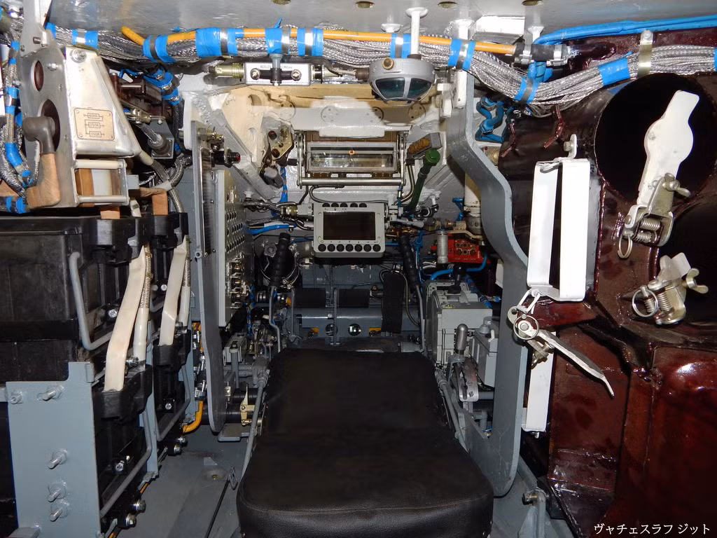 Theo nhiều chuyên gia quân sự đánh giá việc đặt hàng các xe tăng T-72 của Lào là một sự lựa chọn phù hợp không những cho việc cải thiện hiệu suất chiến đấu của quân đội nước này mà còn góp phần vào việc cải thiện mối quan hệ hợp tác quân sự giữa hai nước Lào và Nga. Trong ảnh là vị trí lái xe trên T-72B1MS "đại bàng trắng" biến thể được Nga bán cho Nicaragua. Nguồn ảnh: blogspot.com.